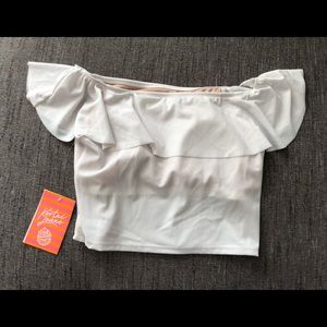 Kortni Jeane med ribbed white ruffled around top